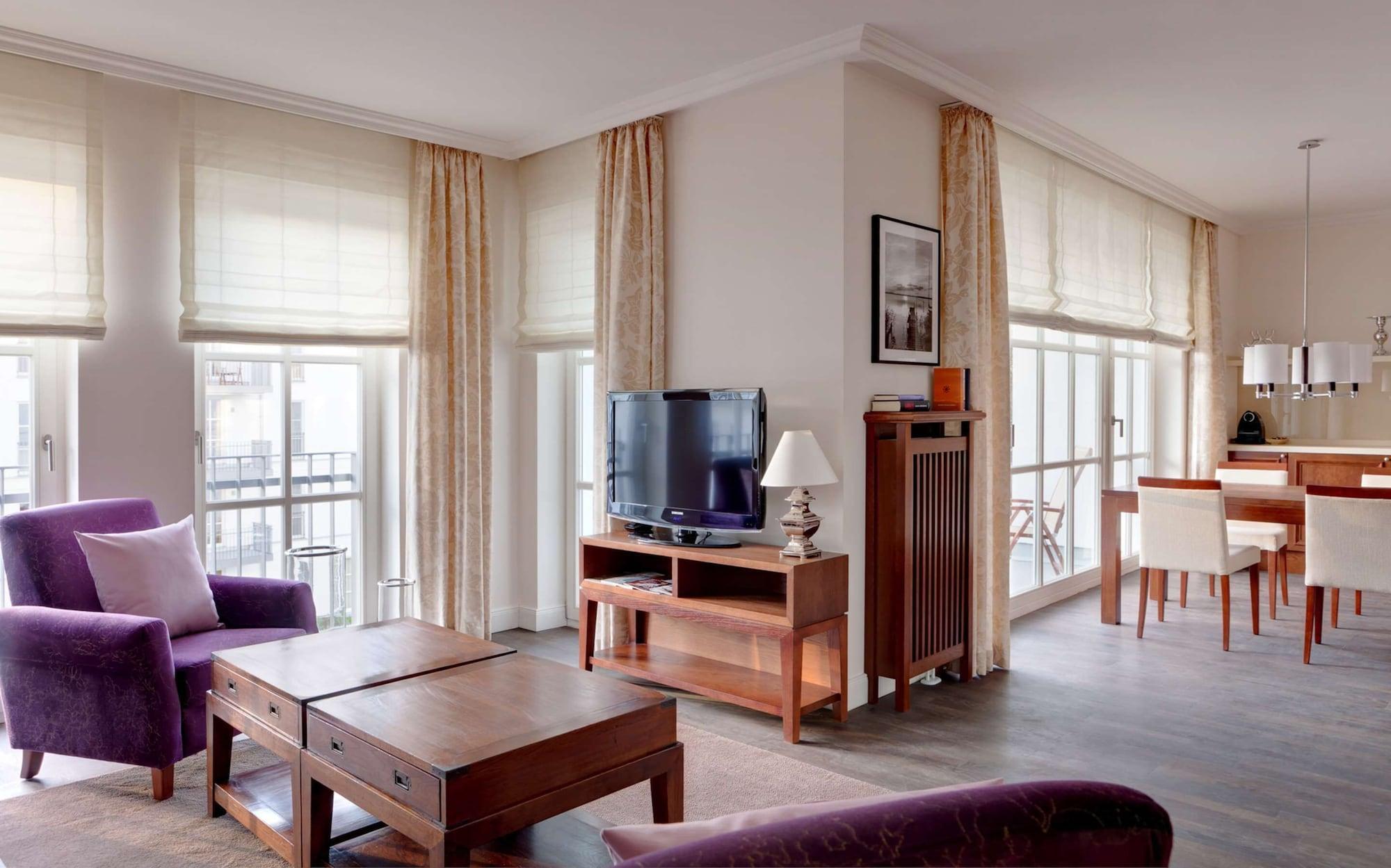 Steigenberger Grandhotel & Spa Heringsdorf Εξωτερικό φωτογραφία A living room with a television