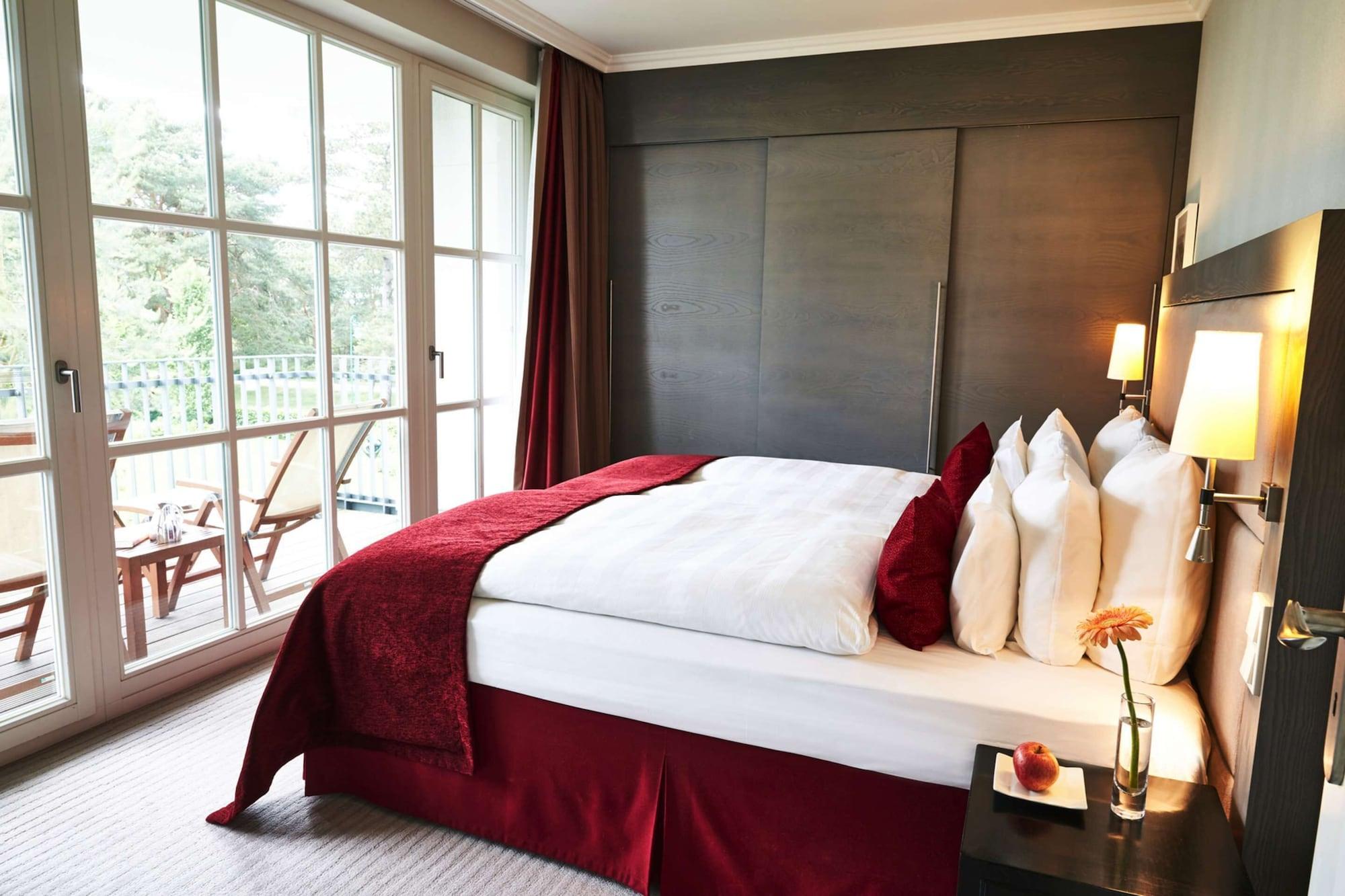 Steigenberger Grandhotel & Spa Heringsdorf Εξωτερικό φωτογραφία A bed with a bed skirt