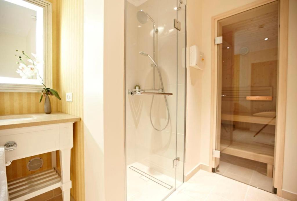 Steigenberger Grandhotel & Spa Heringsdorf Εξωτερικό φωτογραφία A shower enclosure